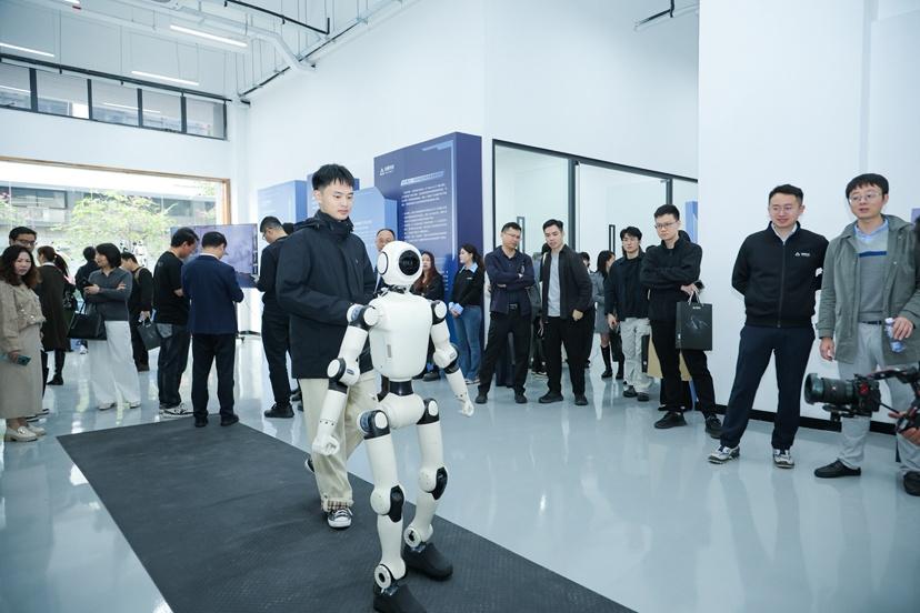 科技与变革共舞 海珠抢占AI机器人新赛道，后航道两业融合新场景实现落地